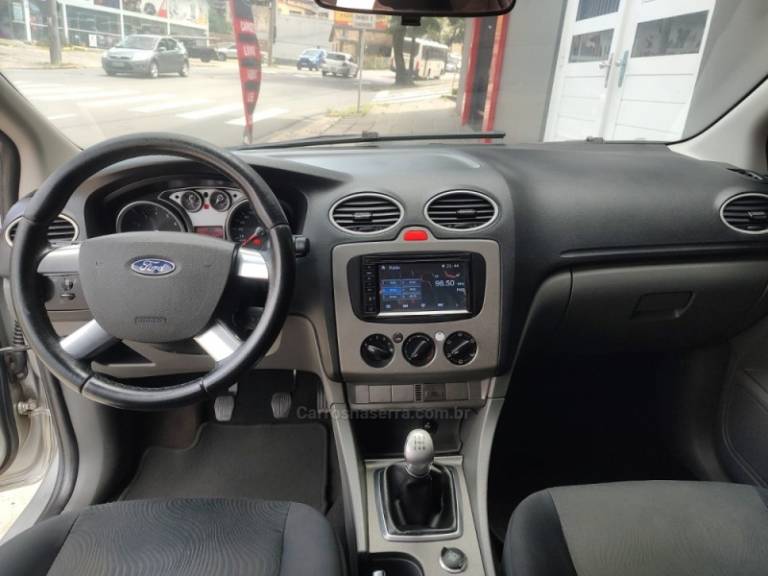 FORD - FOCUS - 2008/2009 - Prata - R$ 39.900,00