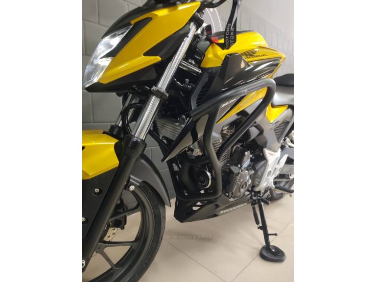 HONDA - CB 300F TWISTER - 2023/2023 - Dourada - R$ 24.300,00