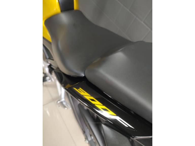 HONDA - CB 300F TWISTER - 2023/2023 - Dourada - R$ 24.300,00