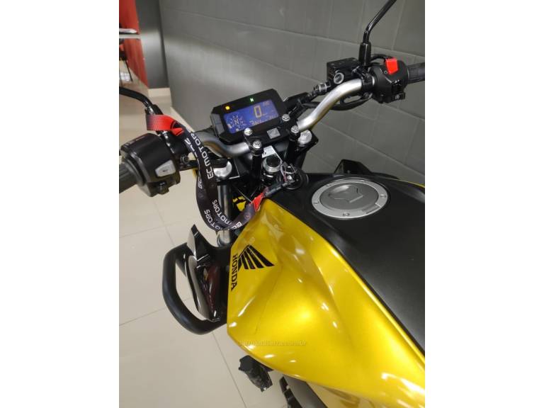 HONDA - CB 300F TWISTER - 2023/2023 - Dourada - R$ 24.300,00