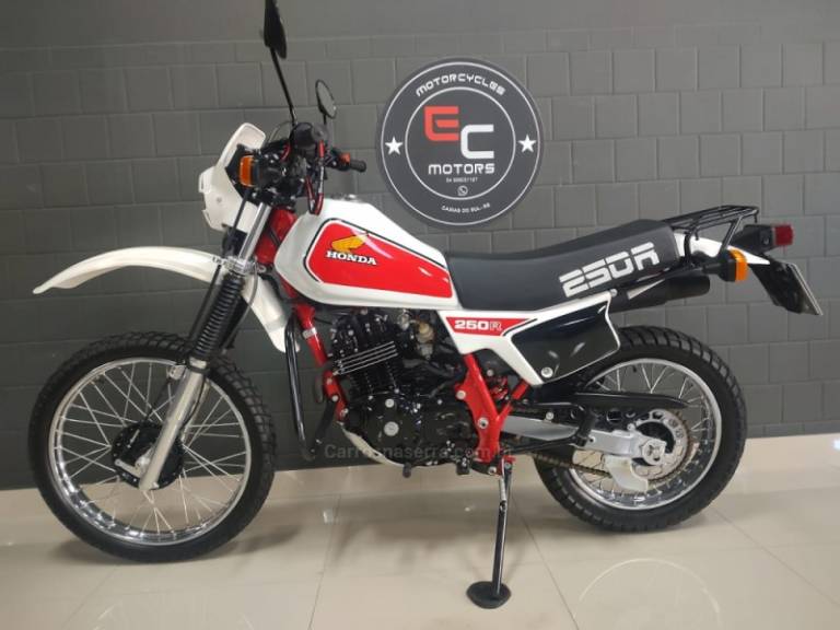 HONDA - XL 250R - 1992/1983 - Branca - R$ 34.900,00
