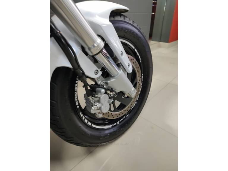 SUZUKI - BOULEVARD - 2015/2016 - Branca - R$ 46.800,00