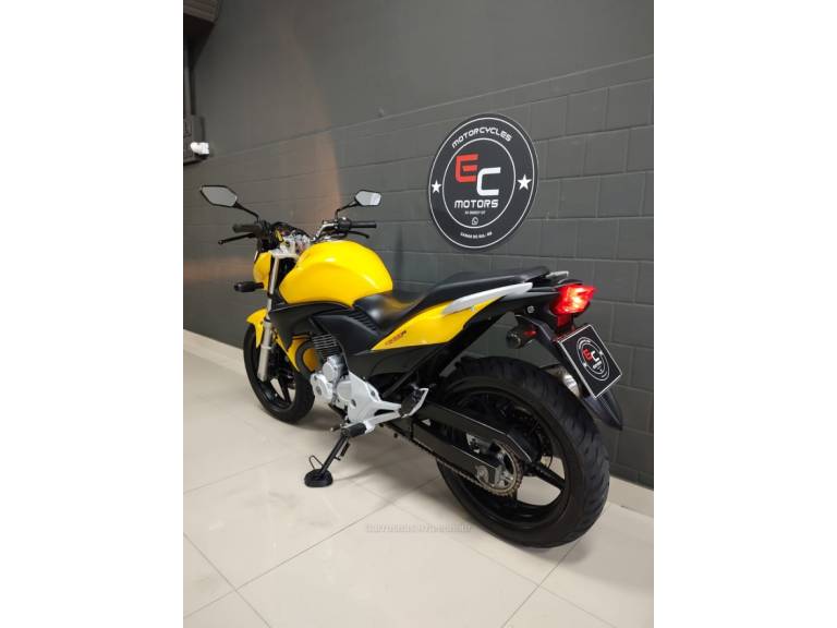HONDA - CB 300R - 2012/2012 - Amarela - R$ 14.300,00