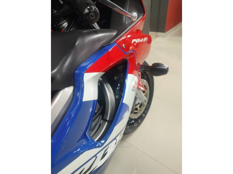 HONDA - CBR 600F - 2001/2001 - Branca - R$ 35.000,00