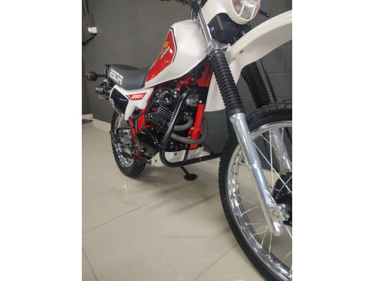 HONDA - XL 250R - 1992/1983 - Branca - R$ 34.900,00