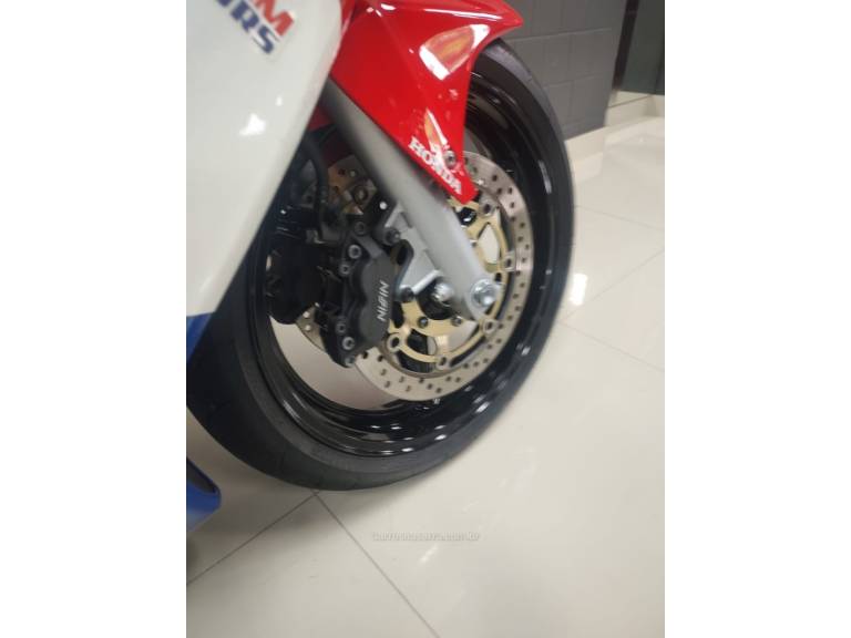 HONDA - CBR 600F - 2001/2001 - Branca - R$ 35.000,00