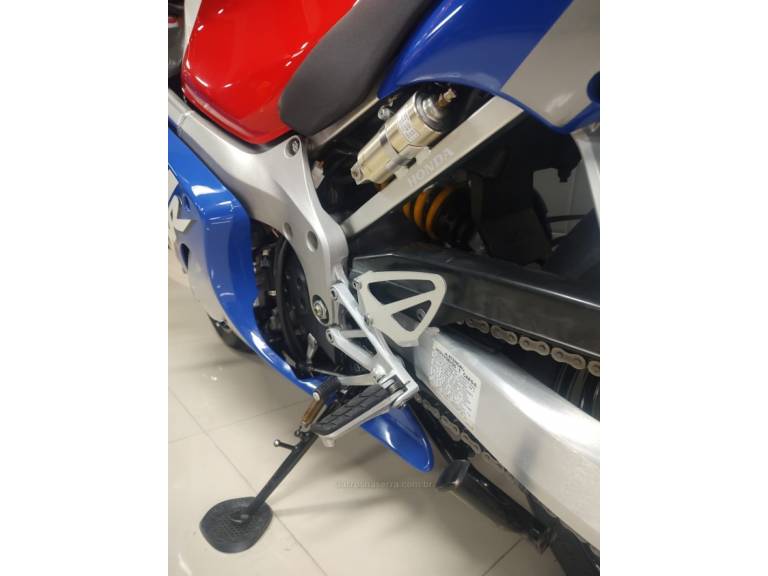 HONDA - CBR 600F - 2001/2001 - Branca - R$ 35.000,00