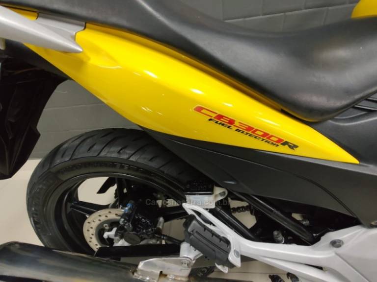 HONDA - CB 300R - 2012/2012 - Amarela - R$ 14.300,00