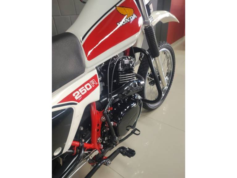 HONDA - XL 250R - 1992/1983 - Branca - R$ 34.900,00