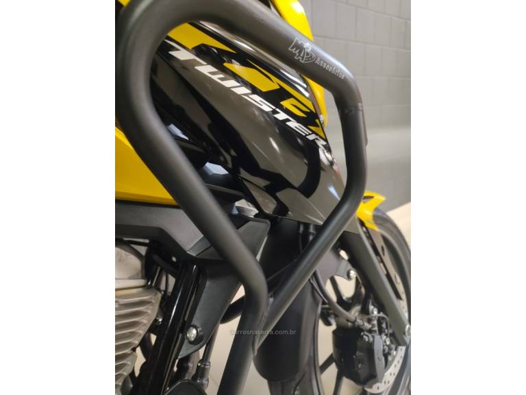 HONDA - CB 300F TWISTER - 2023/2023 - Dourada - R$ 24.300,00